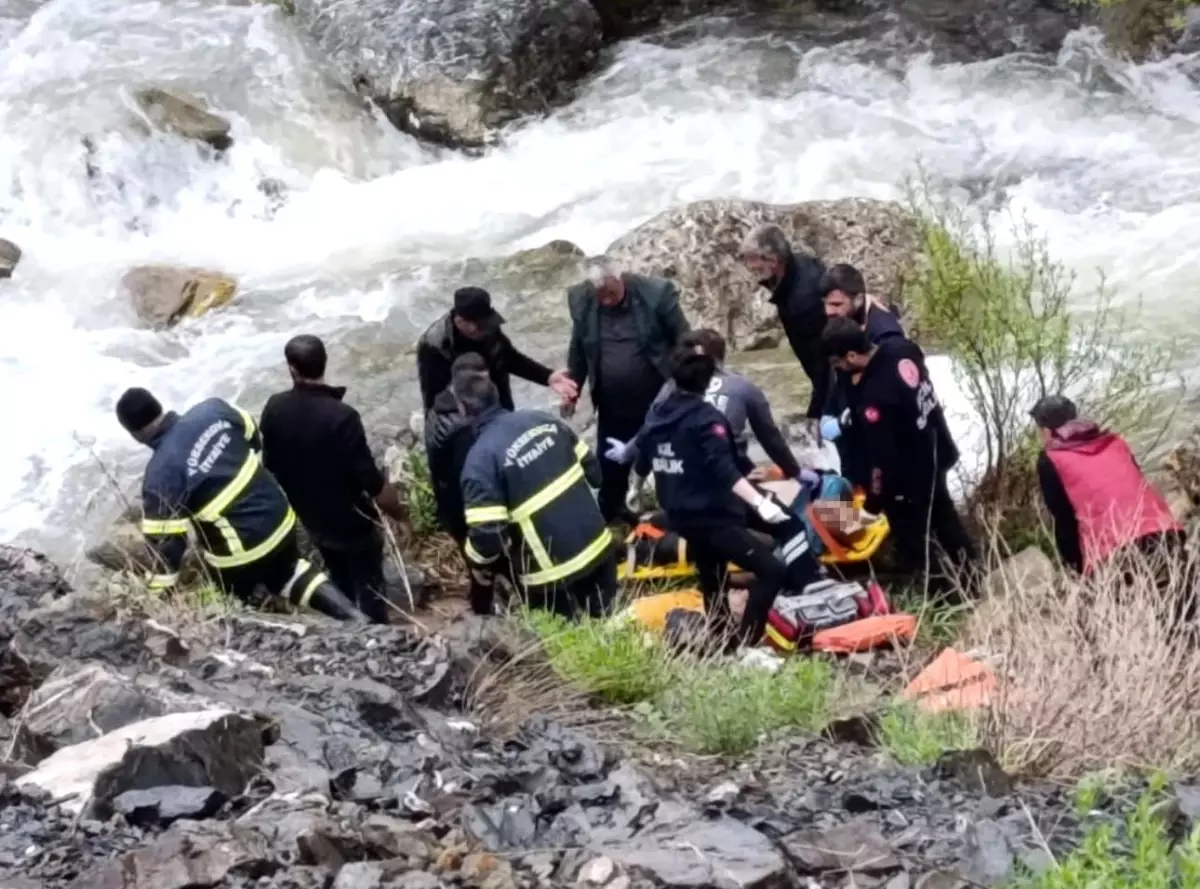 Hakkari'de Trafik Kazası: 2 Kişi Hayatını Kaybetti