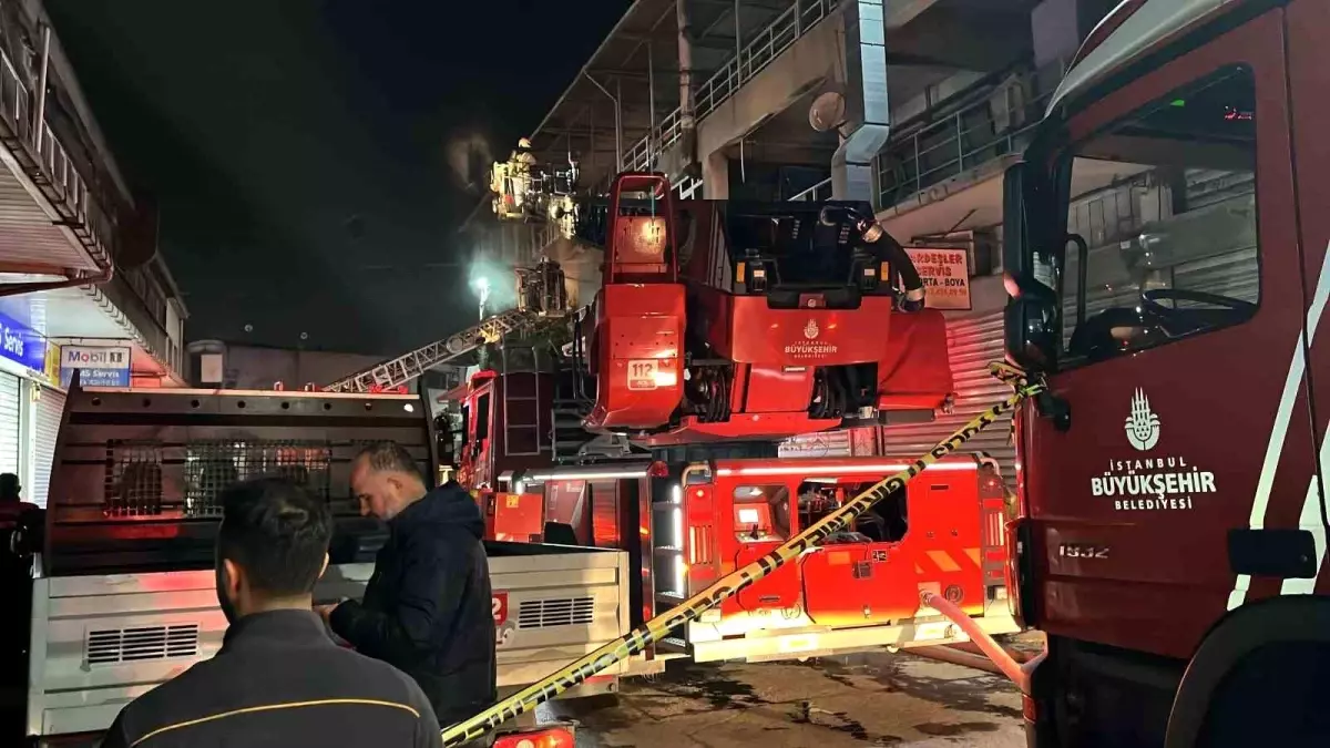 İstanbul Zeytinburnu'nda 3 Katlı İş Yerinde Yangın