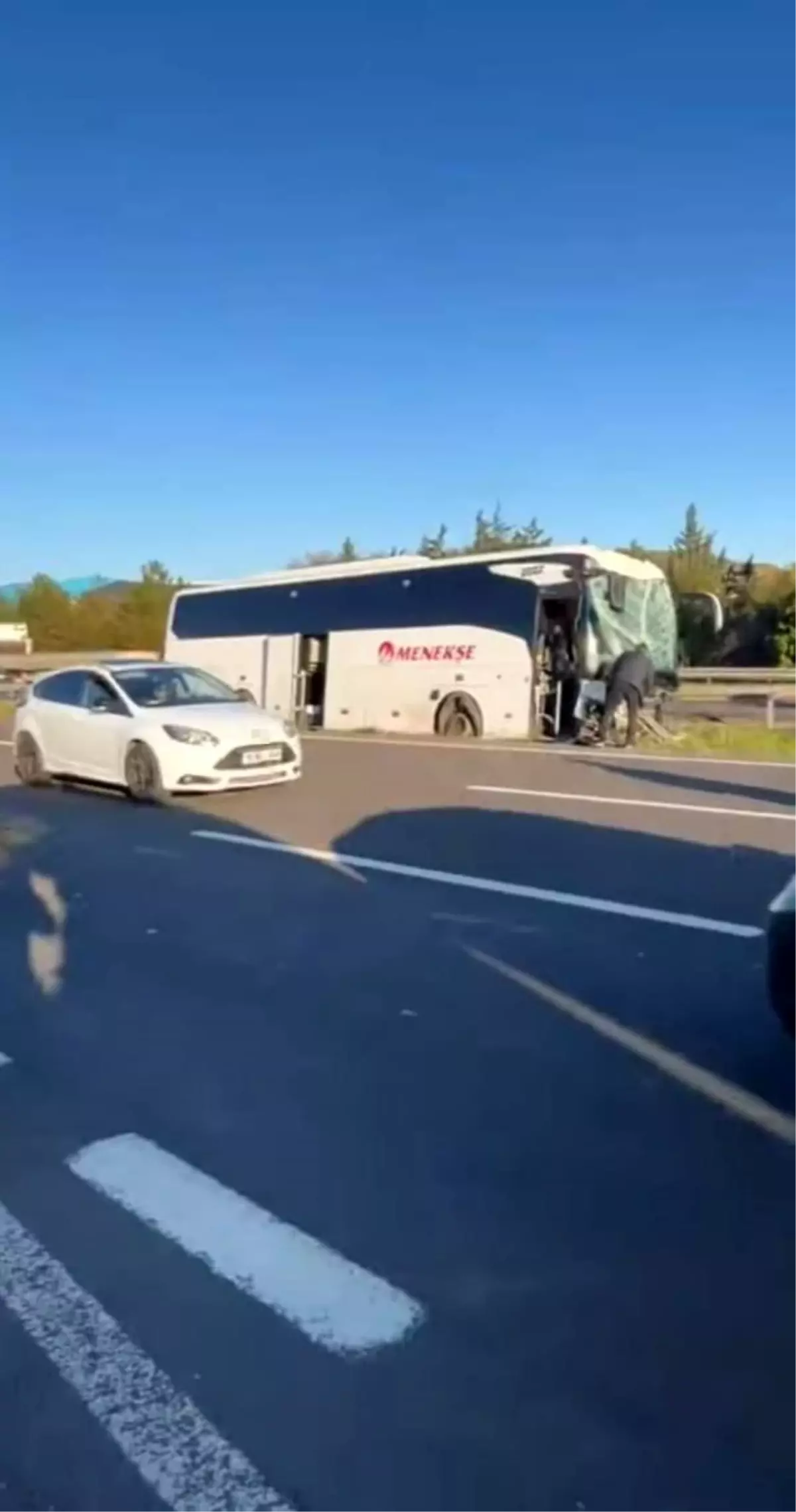 Ankara'da Öğrenci Taşıyan Otobüs Bariyerlere Çarptı: 4 Yaralı