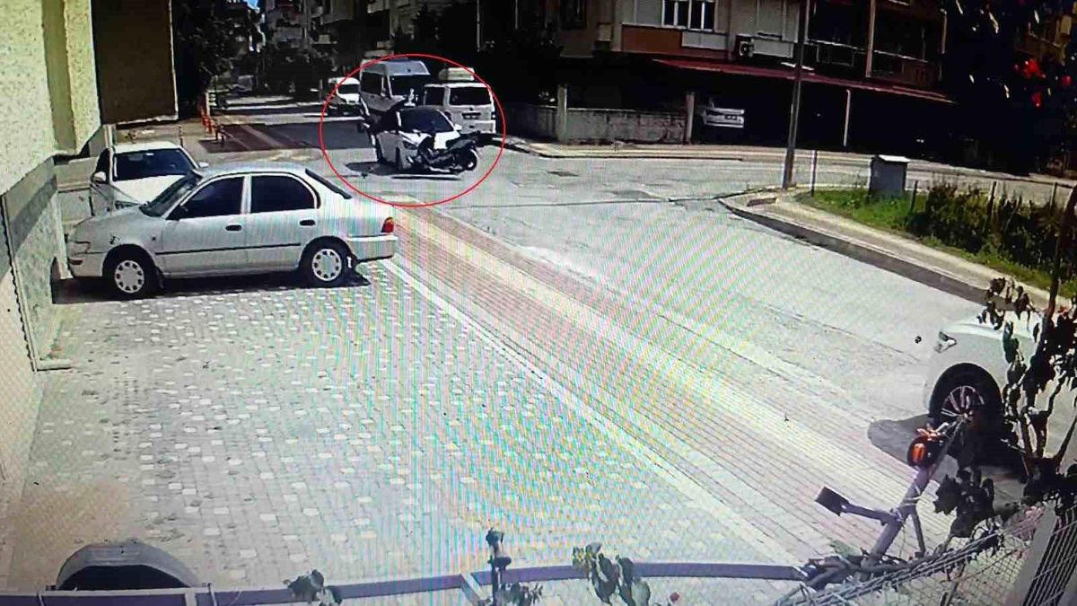 Antalya'da Motosiklet Sürücüsü Kavşakta Kazada Yaralandı