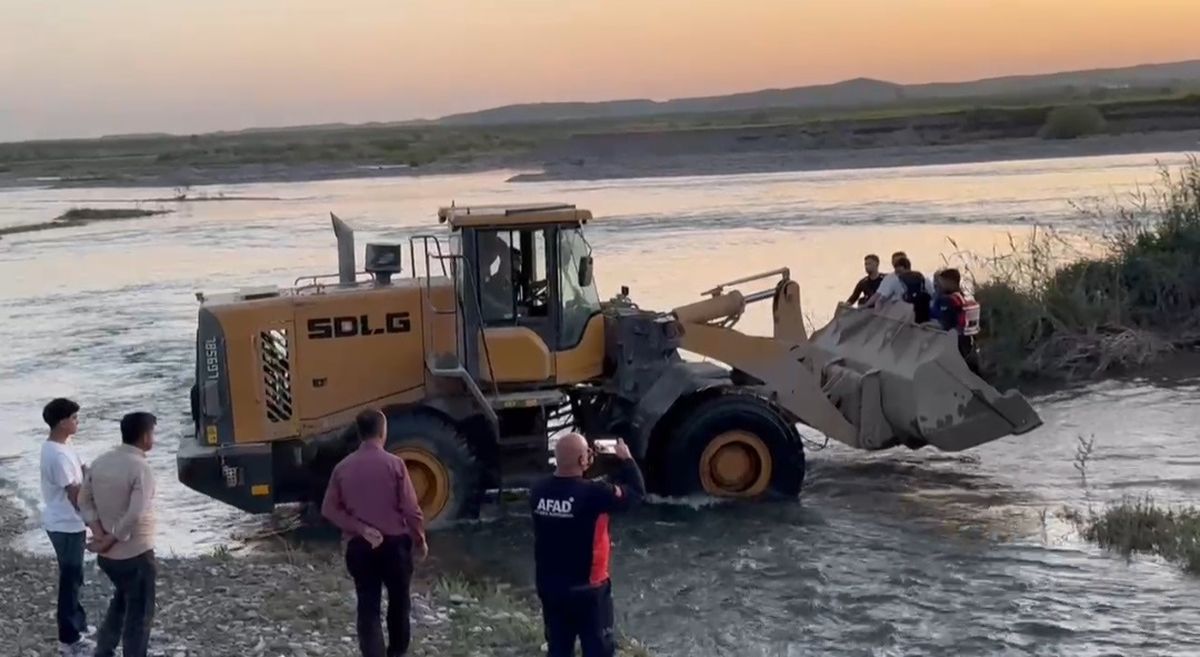 Batman Çayı'nda Piknik Yapan 25 Kişi Mahsur Kaldı