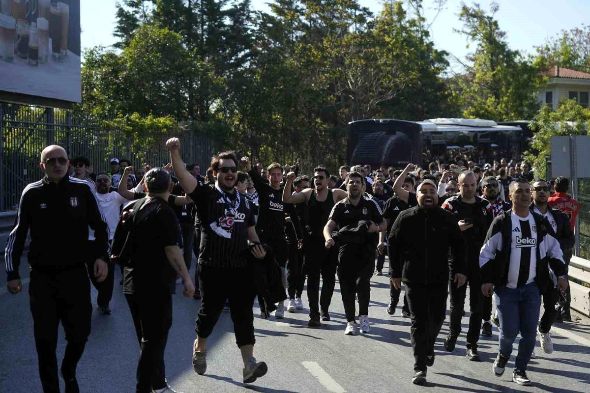 Beşiktaş Taraftarları Fenerbahçe Derbisinde Tribünlerde