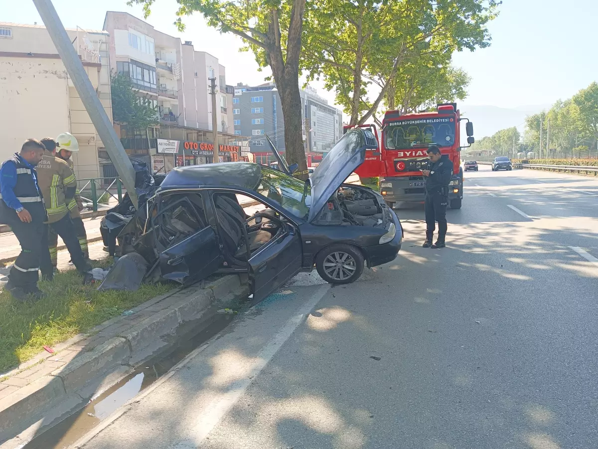 Bursa'da Otomobilin Direğe Çarpması Sonucu 1'i Ağır 2 Yaralı