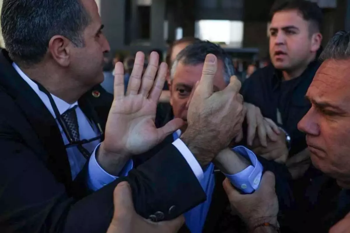 CHP, Özel'in makam aracının kapalı otoparka alınmadığı iddiasıyla ilgili valiliğe şikayette bulundu