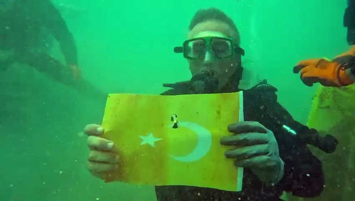 Dalgıçtan Türk Bayrağı Hassasiyeti