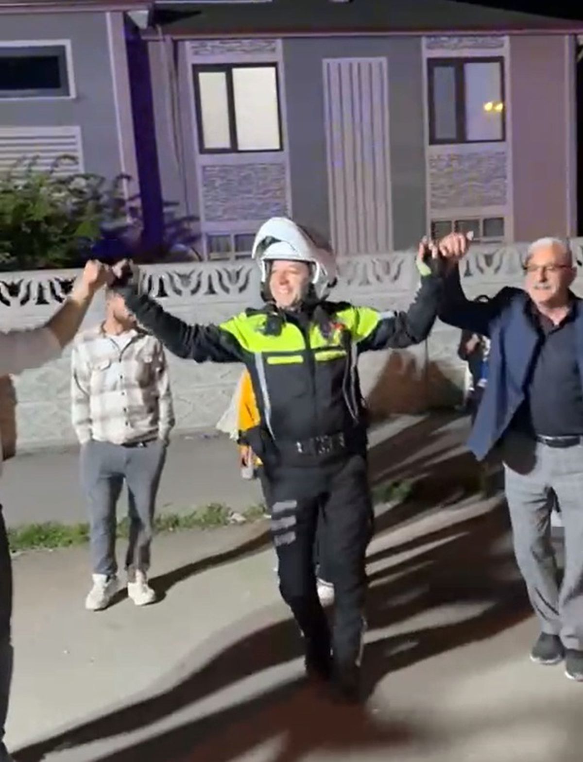Düğün Konukları Yol Kapattı, Trafik Polisi Halaya Katıldı