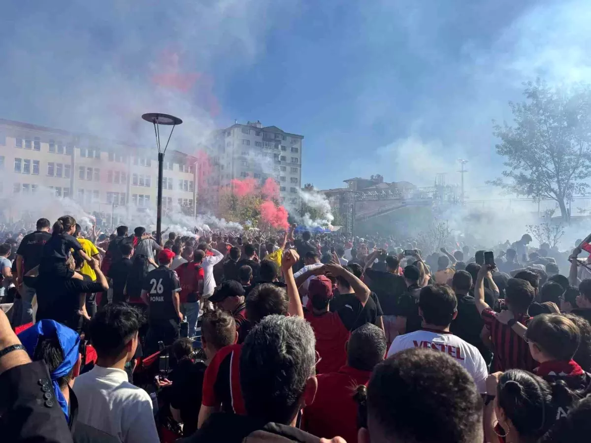 Eskişehirspor 3. Lig'e Yükseldi, Taraftarlar Coşkuyla Kutladı