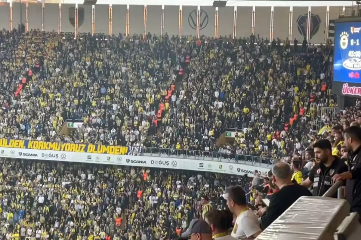 Fenerbahçe tribünlerinden Ali Koç'a dev protesto
