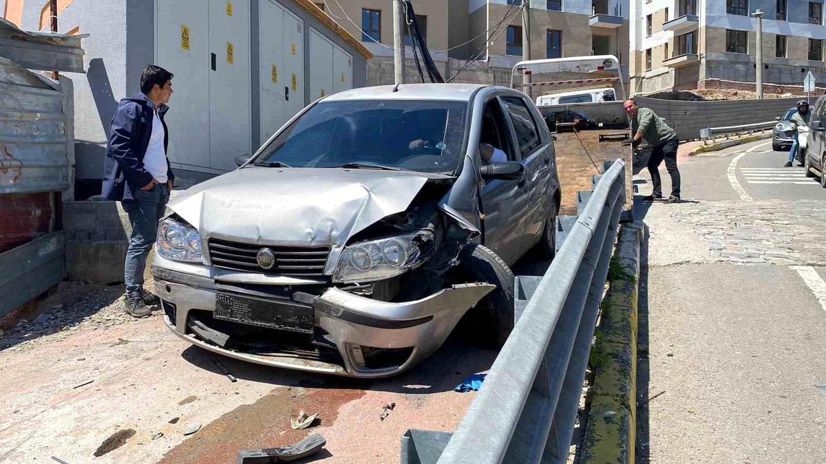 Kocaeli'nde Freni Boşalan Otomobil Kazaya Neden Oldu