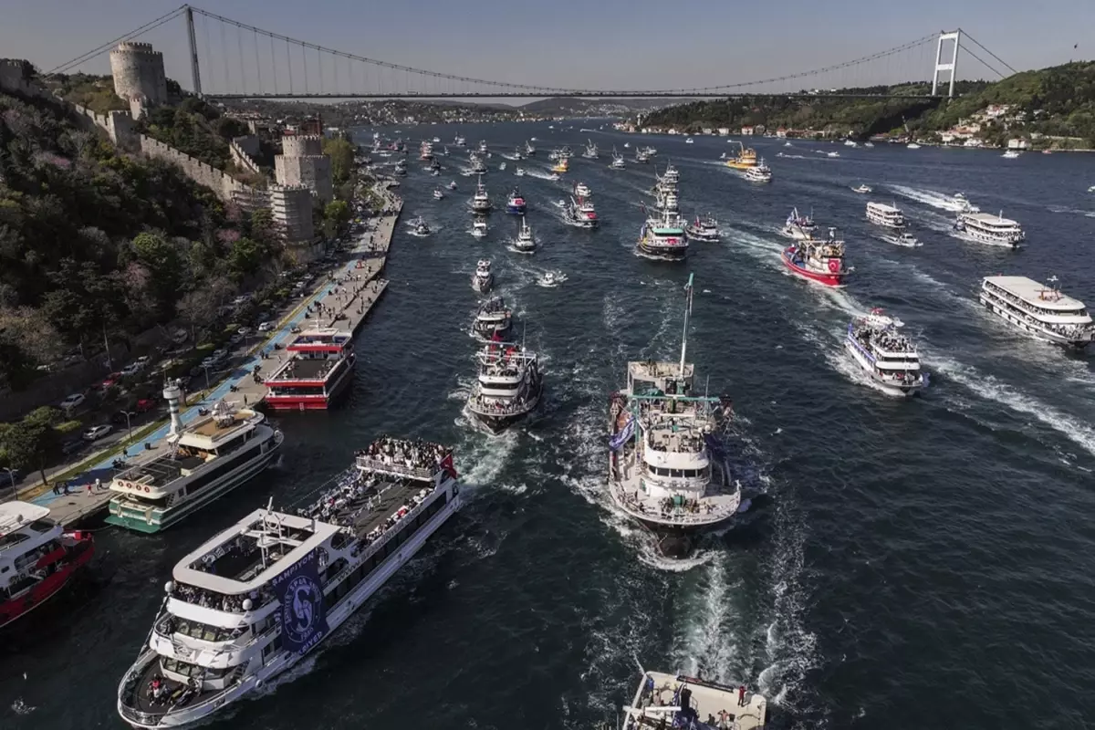 İstanbul Boğazı'nda inanılmaz görüntüler! Sarıyerspor şampiyonluğu kutladı