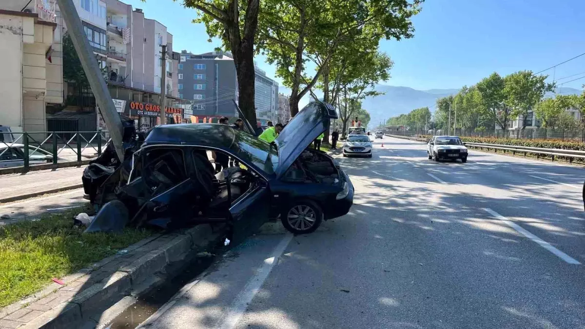 Bursa'da Trafik Kazası: İki Kişi Yaralandı