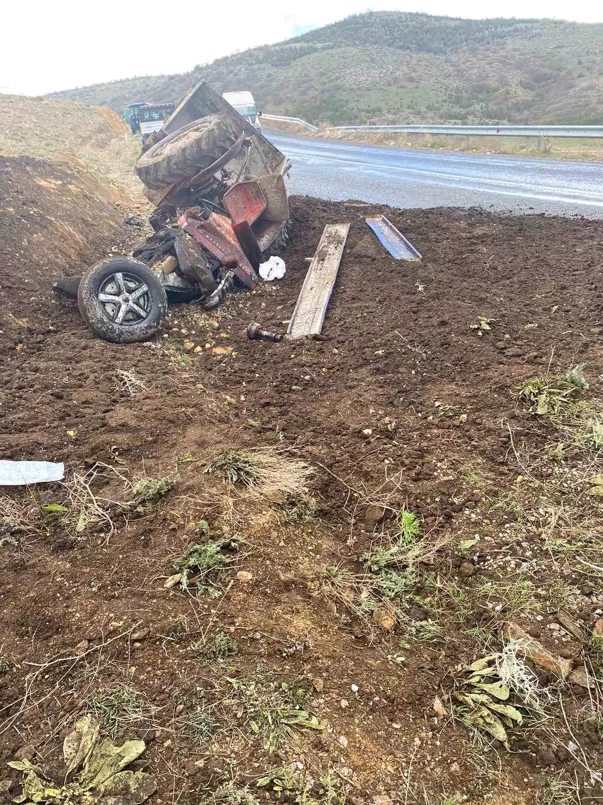 Kayseri'de Traktör Şarampole Yuvarlandı: Sürücü Yaralandı