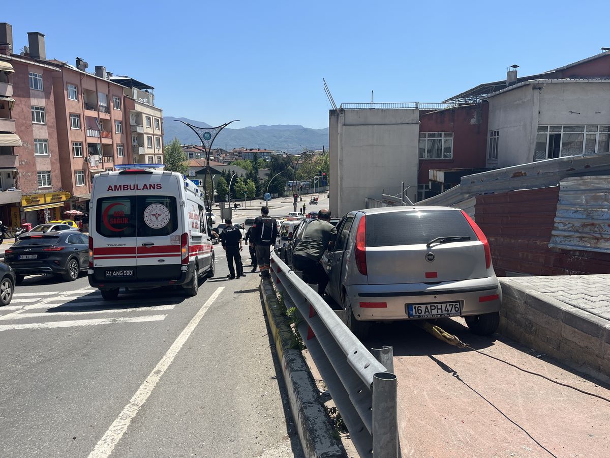 Kocaeli'de Kırmızı Işıkta Kaza: 5 Yaralı, 2'si Çocuk