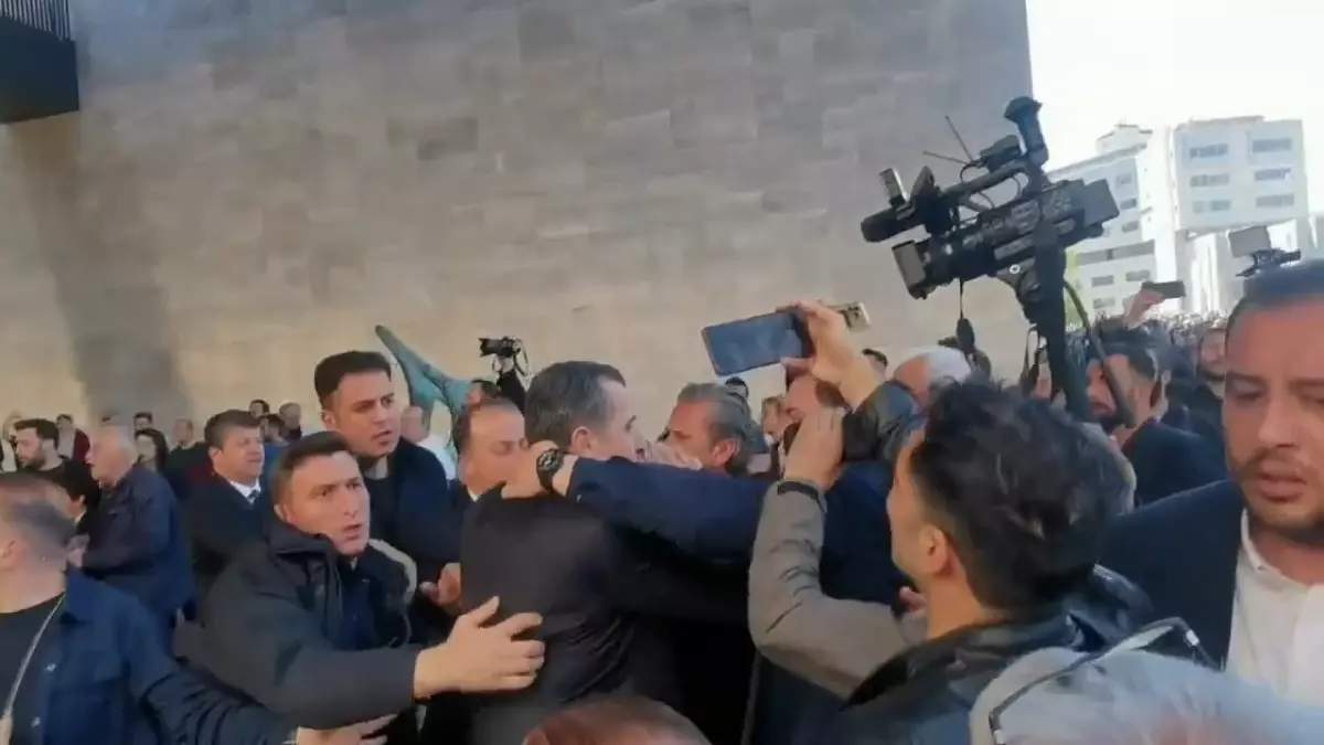 Özgür Özel'e cenaze töreni çıkışında yumruklu saldırı