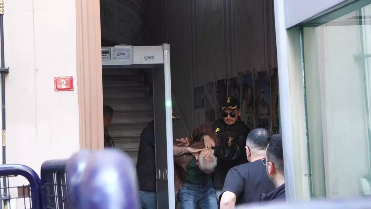 Özgür Özel'e yumruklu saldırıyı gerçekleştiren şüpheli gözaltına alındı / Ek bilgiyle