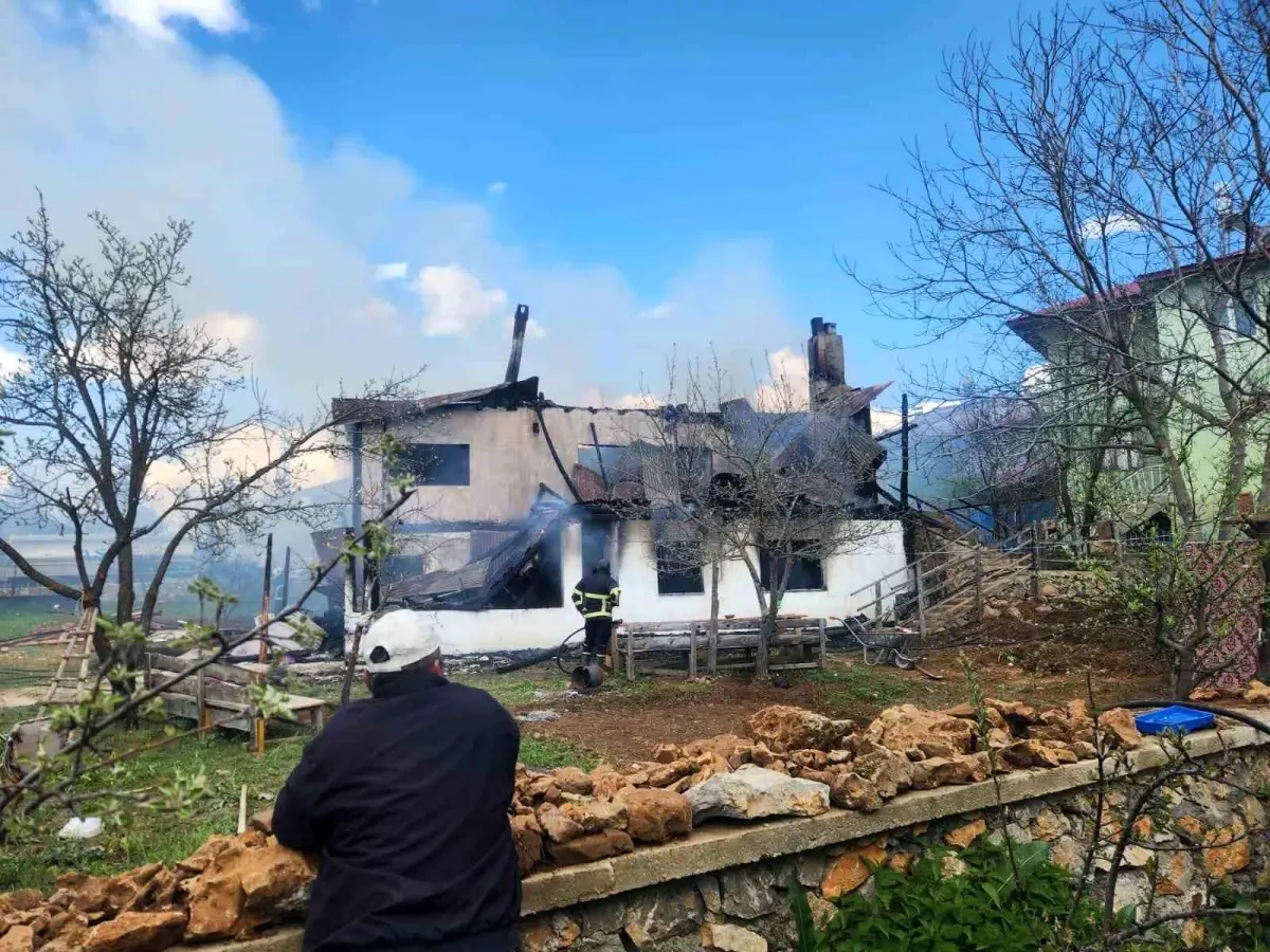 Adana'da Ev Yangını: Kullanılamaz Hale Geldi