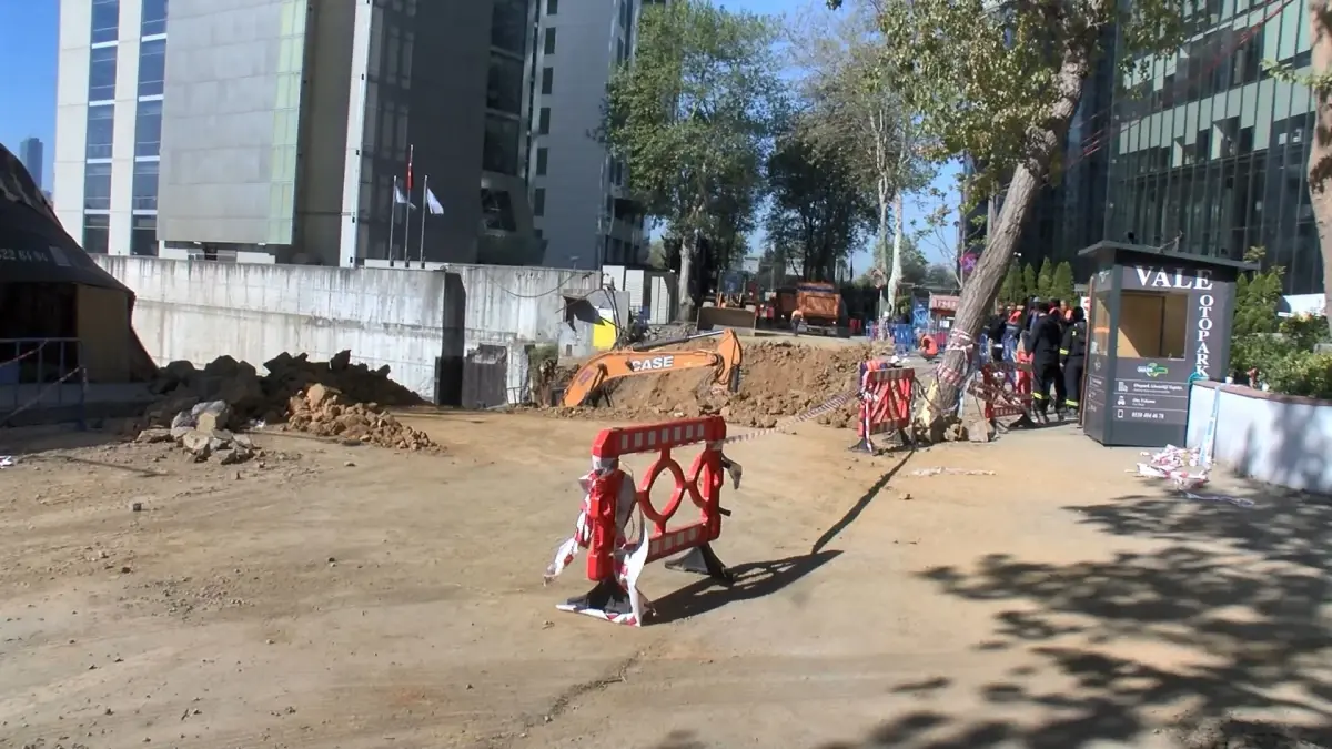 Sarıyer'de Çöken Yolda Onarım Çalışmaları Devam Ediyor