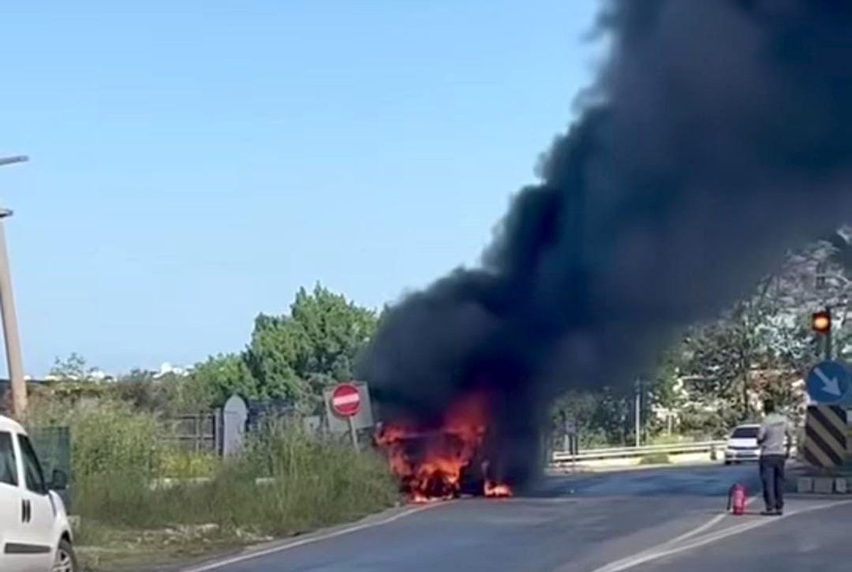 Kuşadası'nda Çarşaf Yüklü Kamyonette Yangın