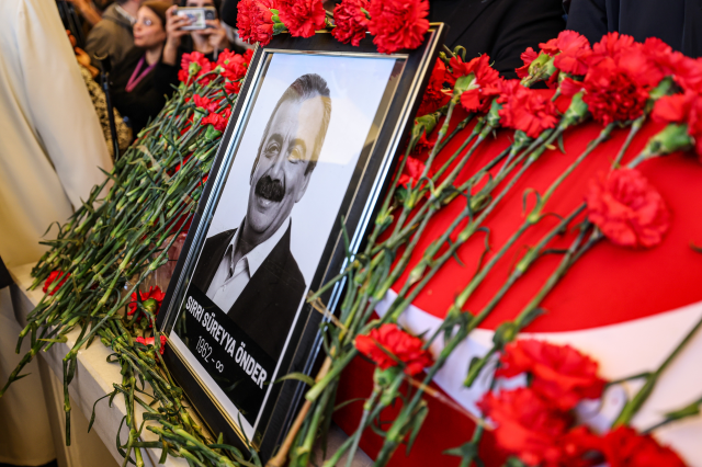 Sırrı Süreyya Önder'e veda! Son yolculuğuna uğurlandı
