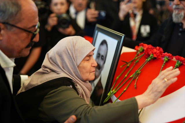 Sırrı Süreyya Önder's mother mourned over the coffin