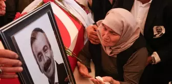 Sırrı Süreyya Önder'in annesi tabuta sarılıp ağıt yaktı