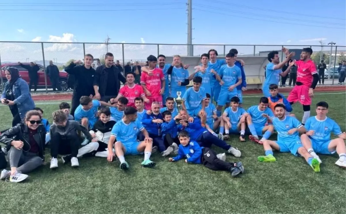 Tavşanlı Erdemspor, Amatör Küme'de Şampiyonluğa Ulaşarak Kıbrıs'a Gitti