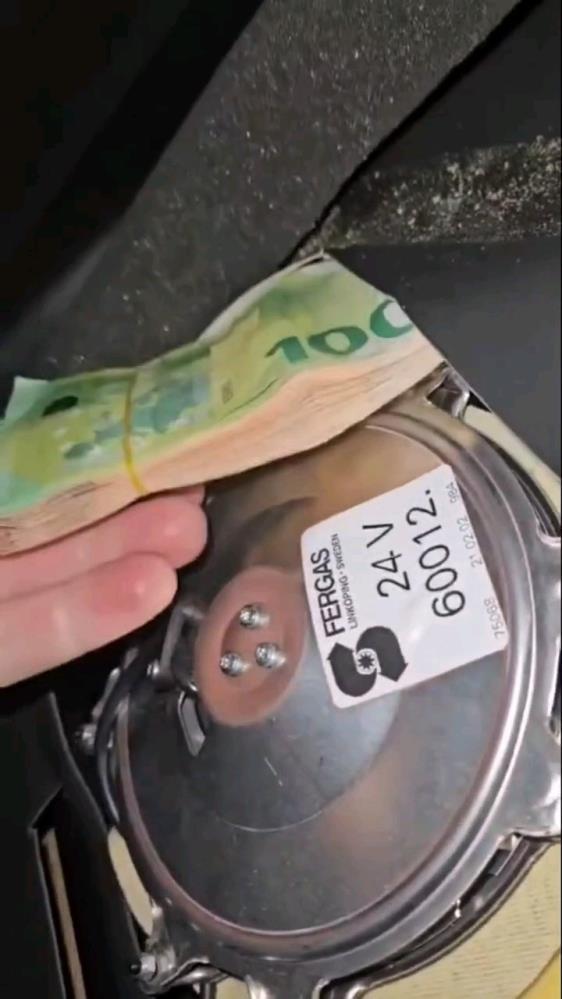 15 million lira hidden in the truck, the detector dog couldn't escape