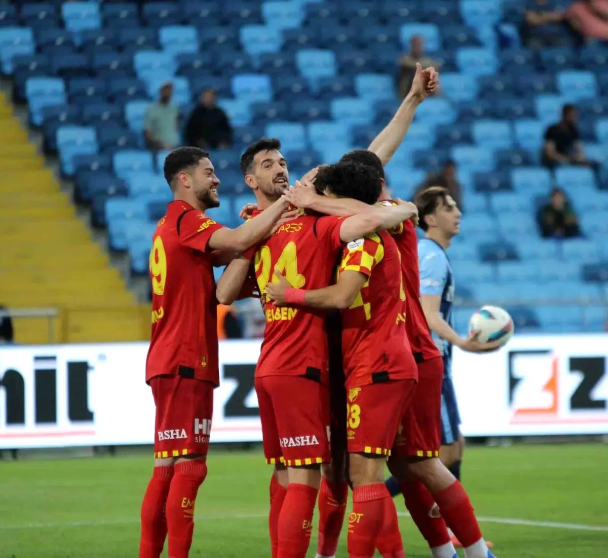 Göztepe, Adana Demirspor'u 2-1 Geride Bıraktı