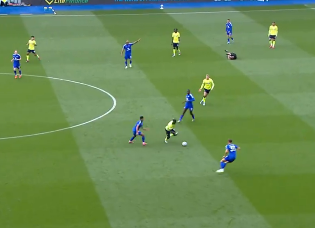 Interesting moments on the green fields! The referee fell to the ground, the world-famous footballer rushed to the whistle