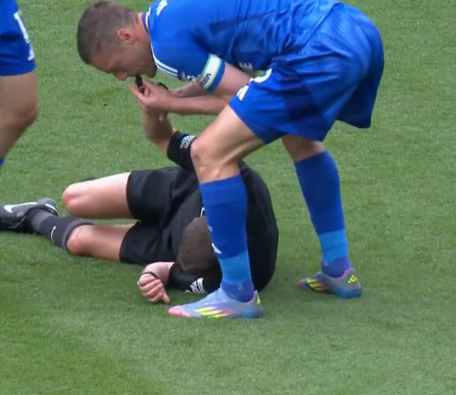 Interesting moments on the green fields! The referee fell to the ground, the world-famous footballer rushed to the whistle