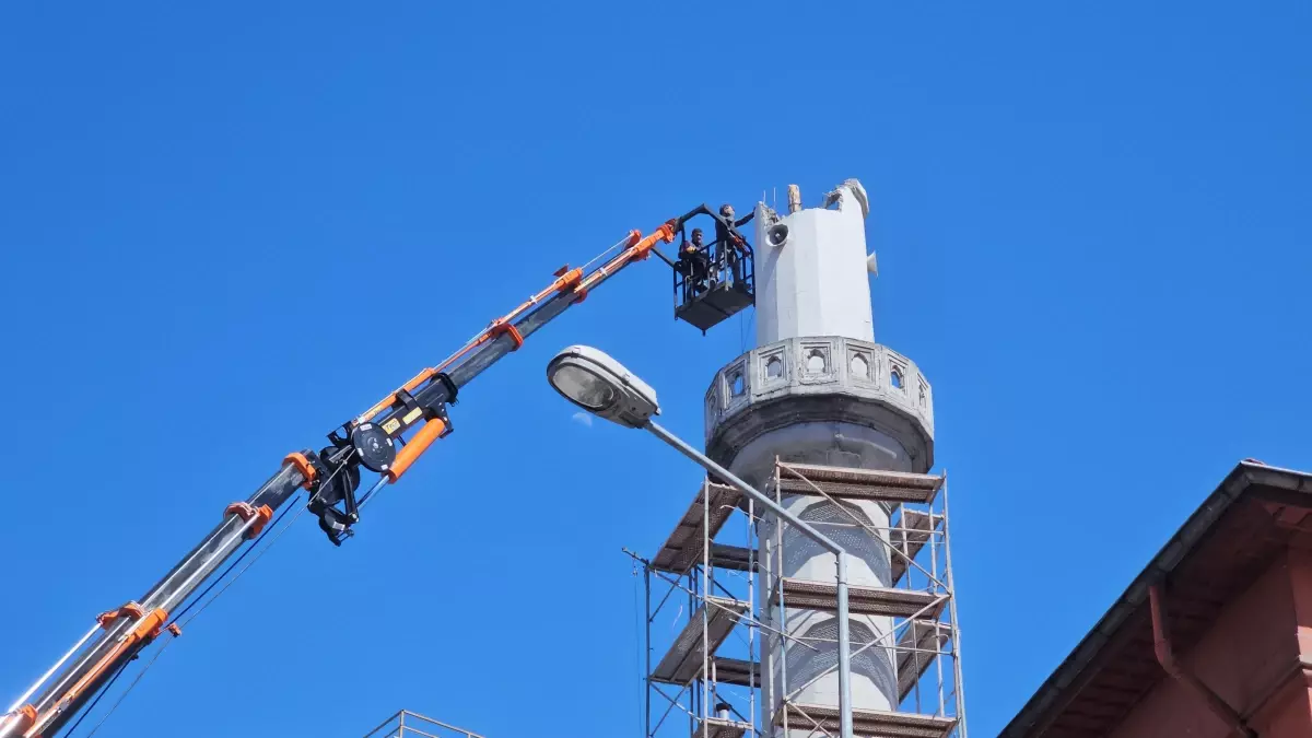 Zonguldak'ta Yeni Camii'nin Minaresinin Yıkımına Başlandı