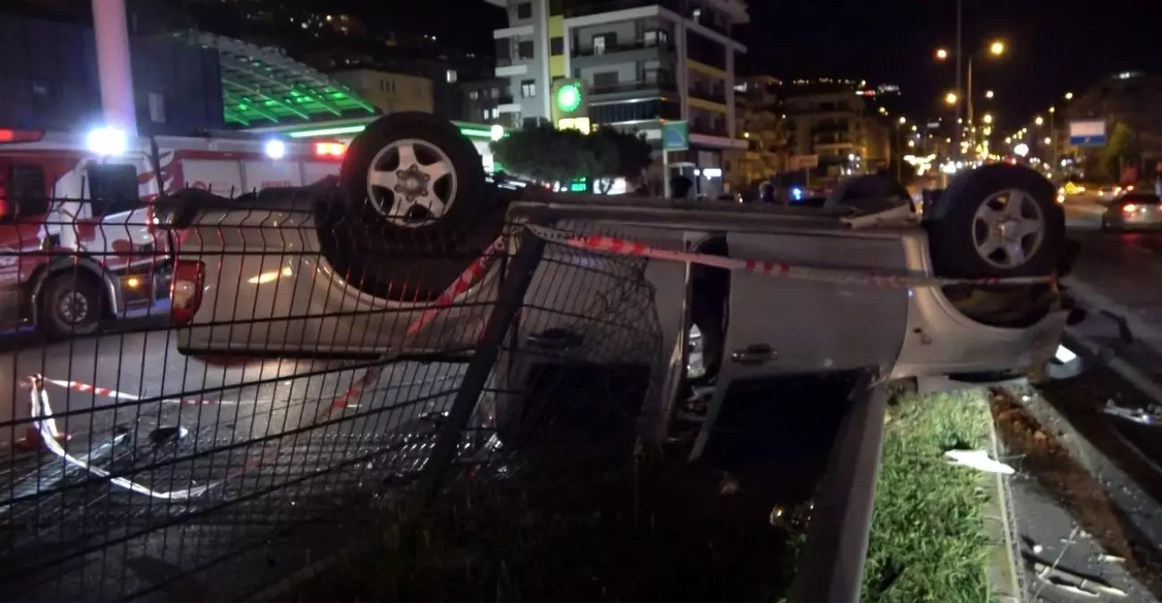 Antalya'da Takla Atan Araçta 2 Kişi Yaralandı