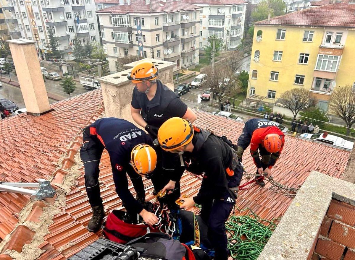Niğde'de Çatıdan Düşen İki Çocuk Kurtarıldı
