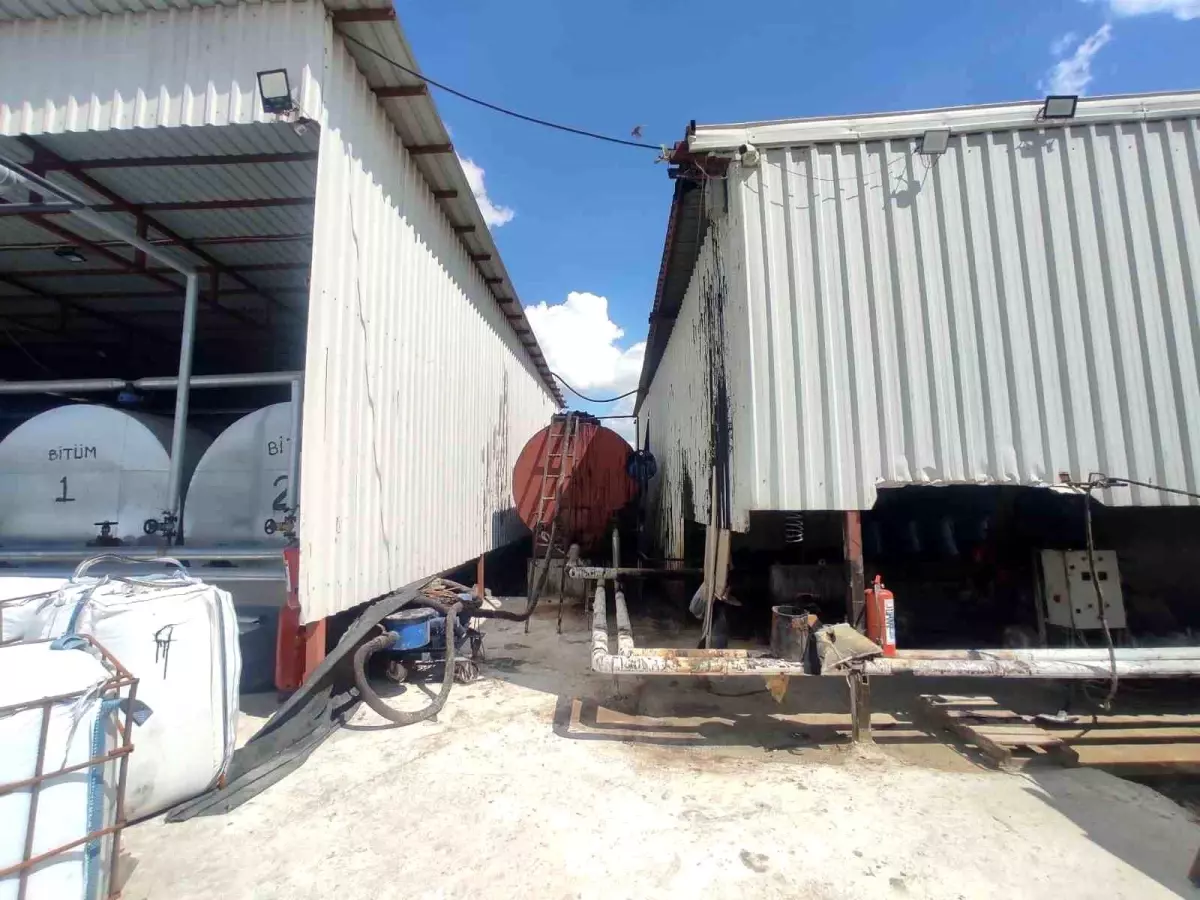 Adana'da Kaçak Akaryakıt Üretim Tesisine Operasyon: 25 Bin Litre Ele Geçirildi