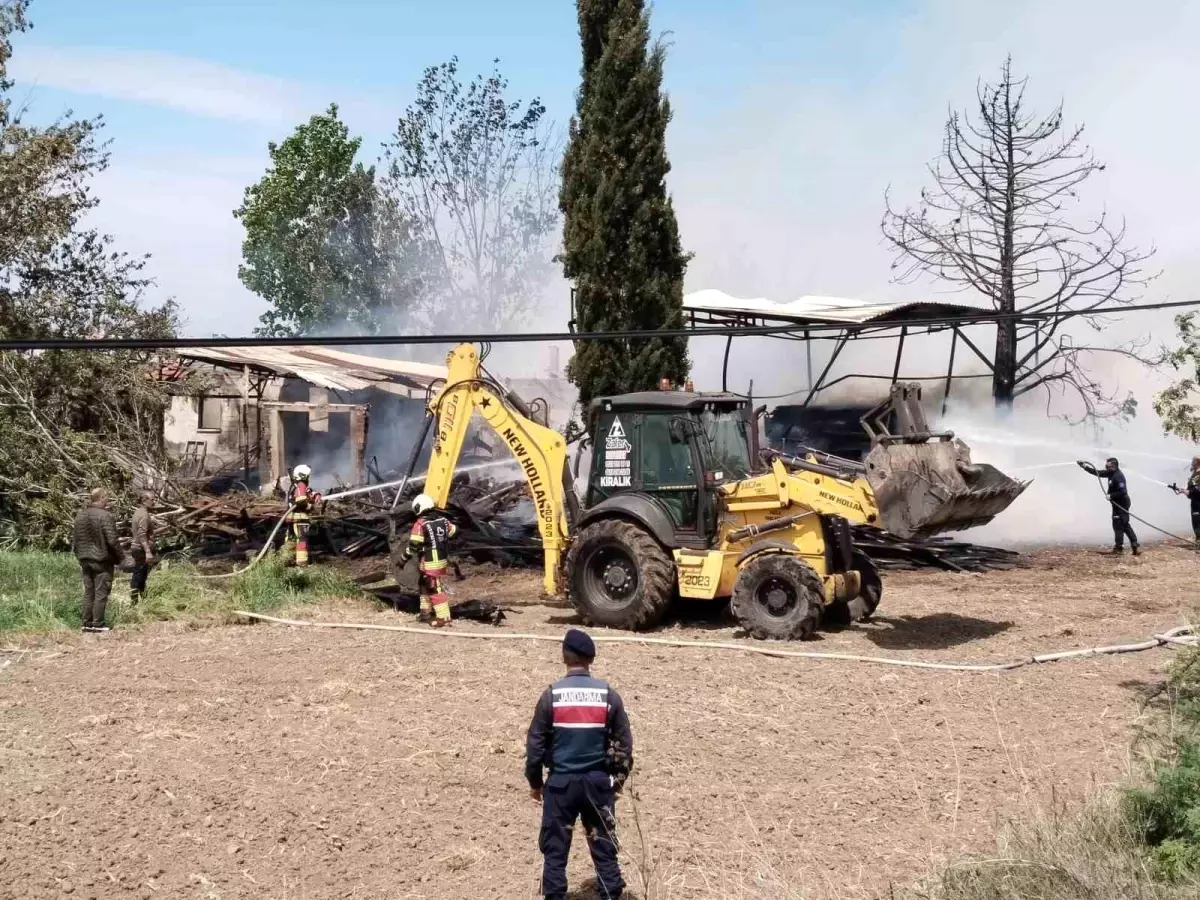 Balıkesir'de Kereste Deposunda Yangın Çıktı