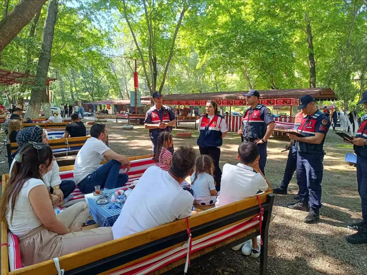 Jandarma, Piknik Alanında Vatandaşları Uyardı