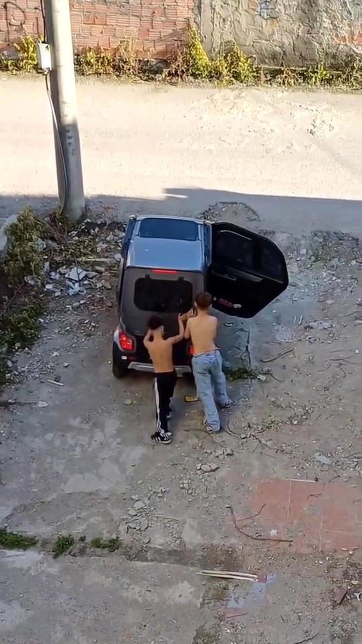 Kocaeli'de İki Çocuk Babalarına Ait Elektrikli Aracı İzinsiz Sürdü
