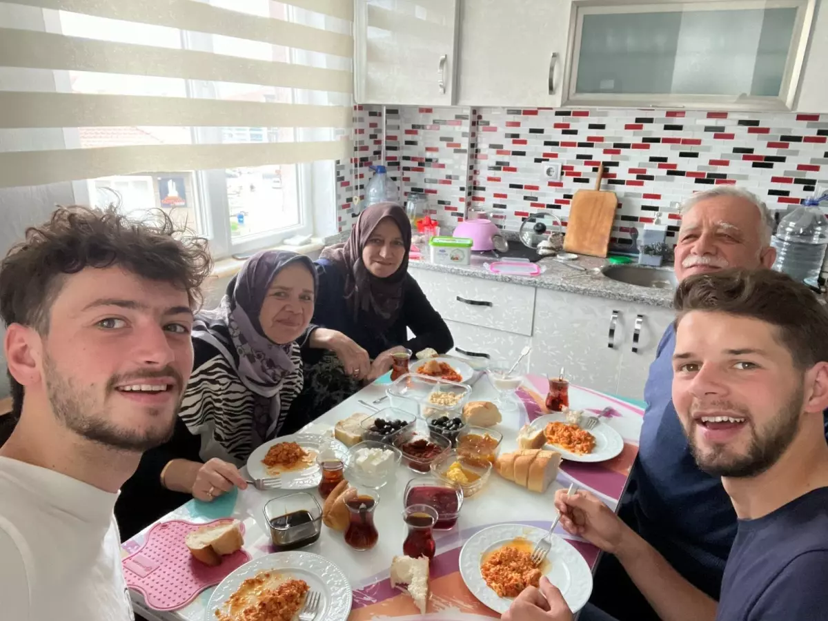 Bolu'da Fransız Genciler Depremzedelere Yardım İçin Evde Ağırlanıyor