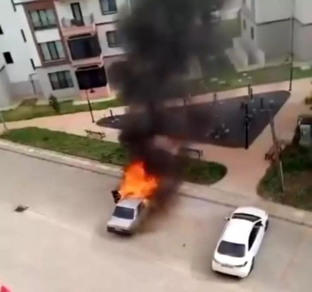 Diyarbakır'da Park Halindeki Otomobil Yandı