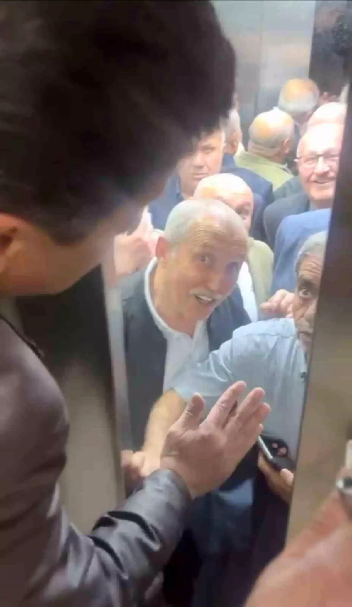 Bursa'da Düğün Asansöründe Mahsur Kalan Davetliler Gülme Krizine Girdi