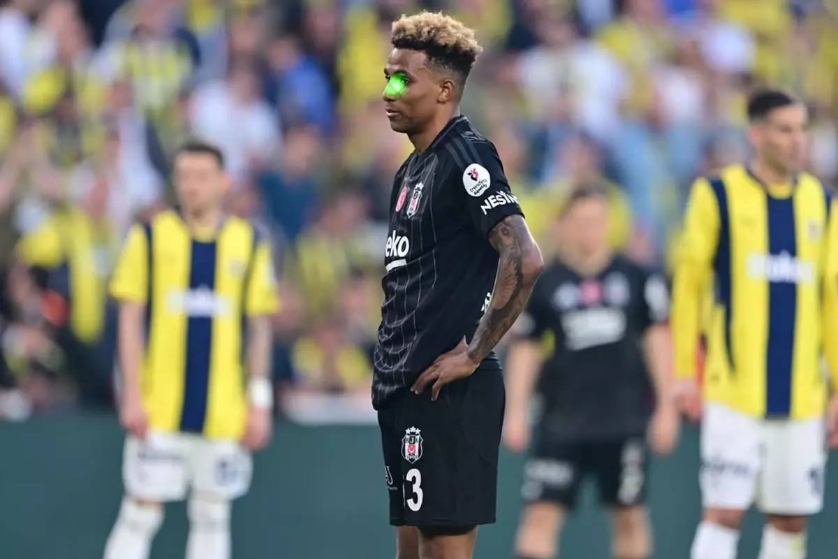 Fenerbahçe-Beşiktaş derbisinde Gedson Fernandes'e lazer tutan taraftar gözaltına alındı
