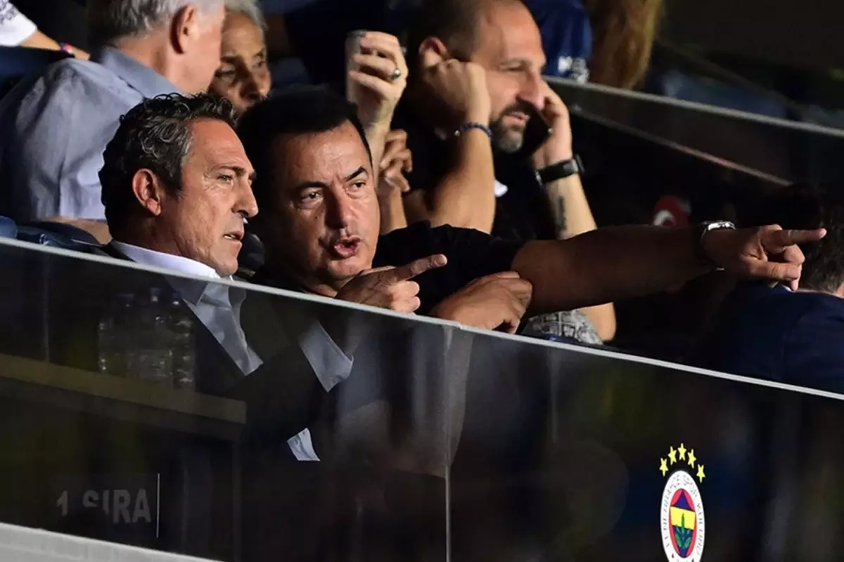 Fenerbahçe'de Mourinho dahil 16 isimle yollar ayrılıyor