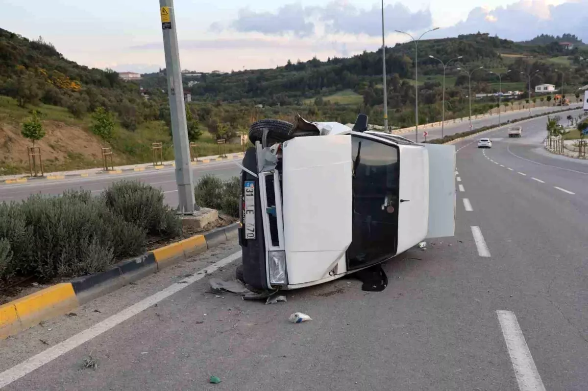 Antakya'da Kaldırıma Çarpan Otomobilde 4 Yaralı