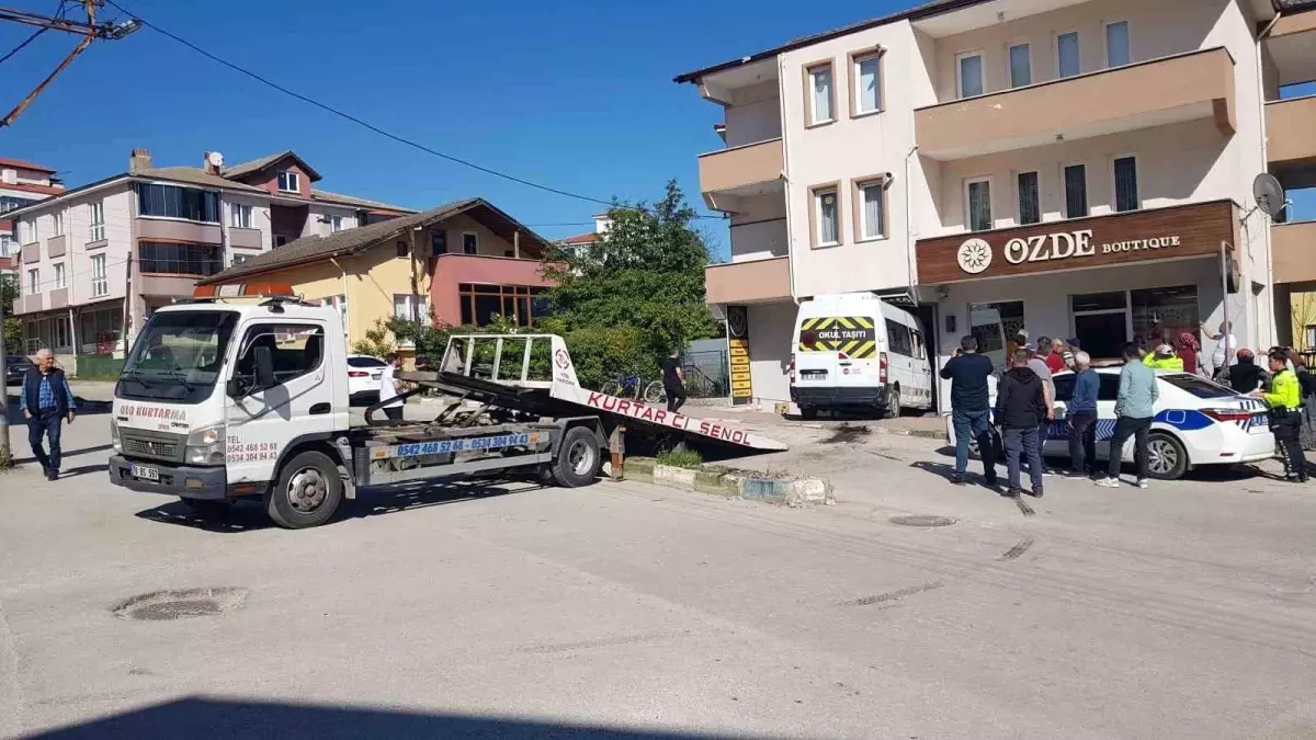 Freni Boşalan Öğrenci Servisi İş Yerine Girdi