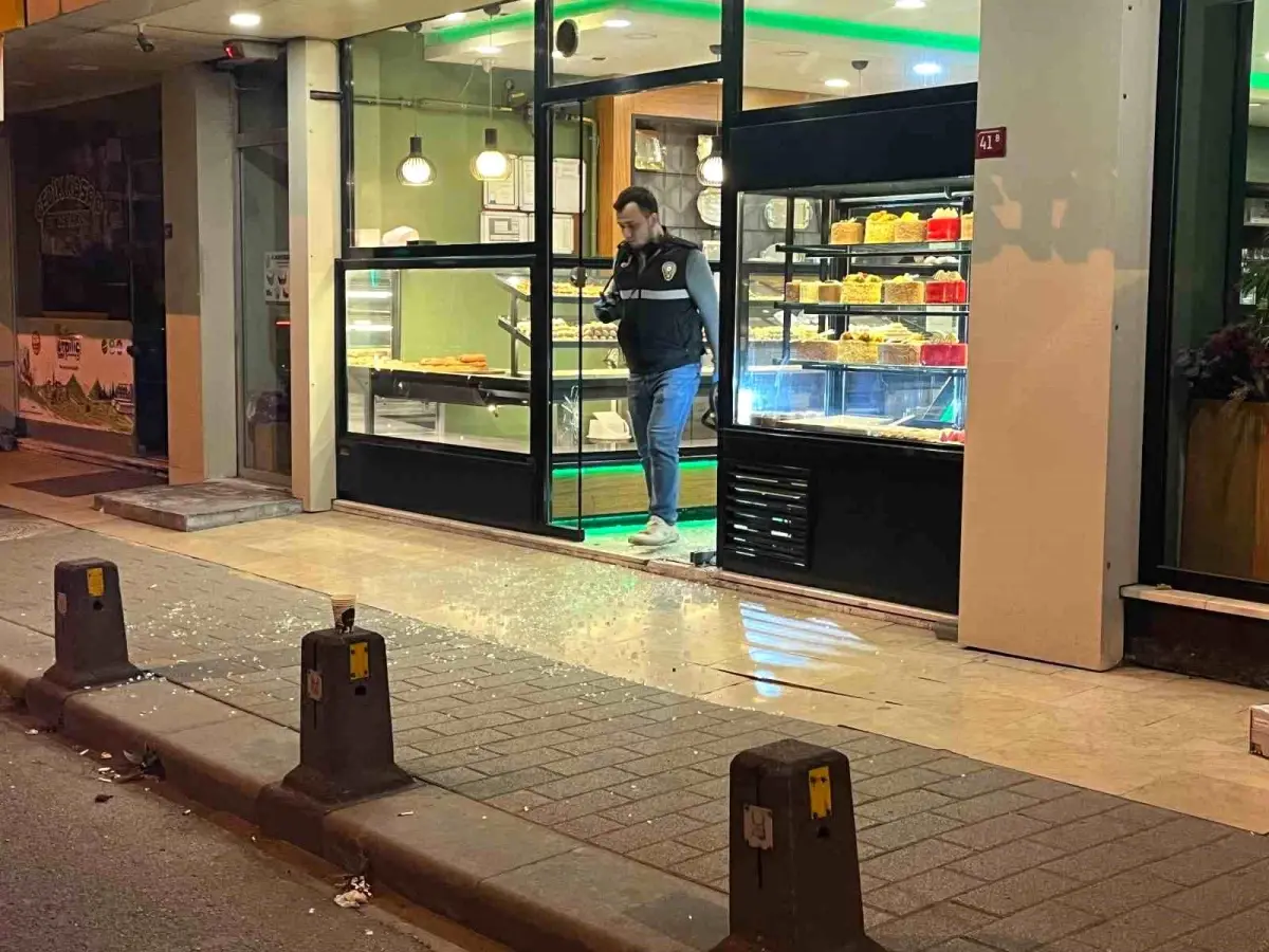 İstanbul'da 17 Yaşındaki Genç Kafede Silahlı Saldırıya Uğradı