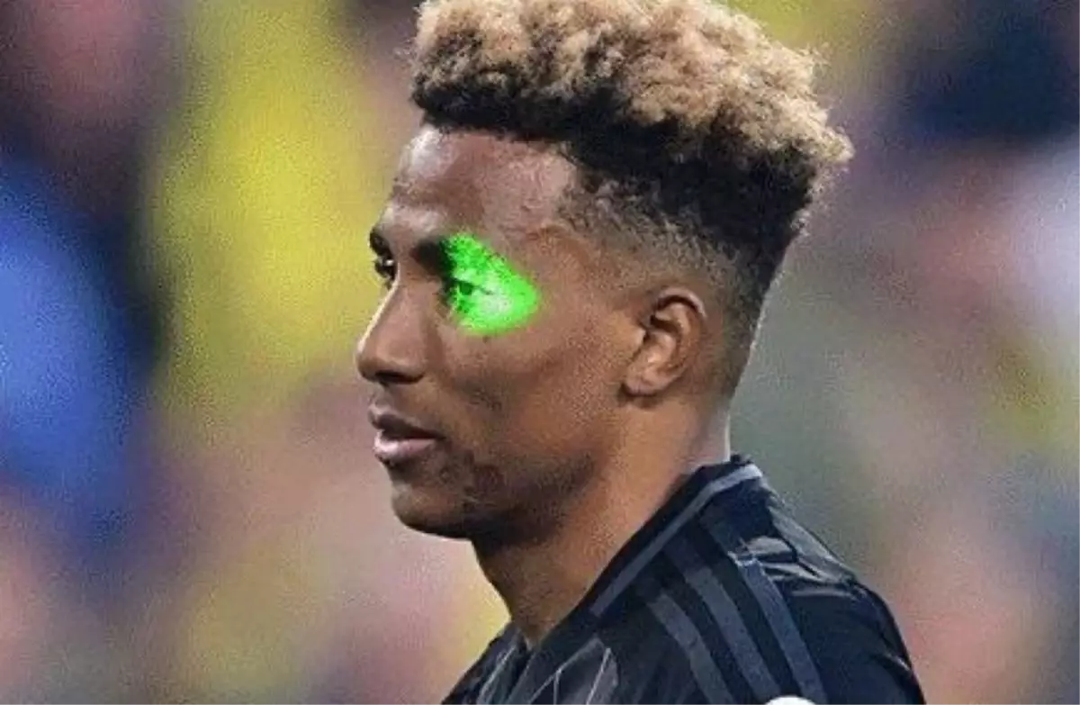 Fenerbahçe-Beşiktaş derbisinde lazerle cezalı taraftar
