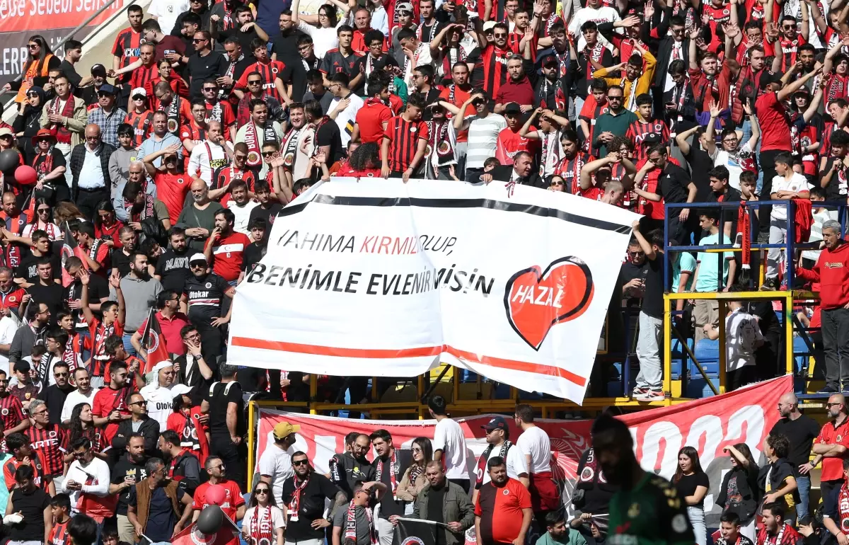 Gençlerbirliği'nde Evlilik Teklifi: Tribünden Pankartla Romantik An