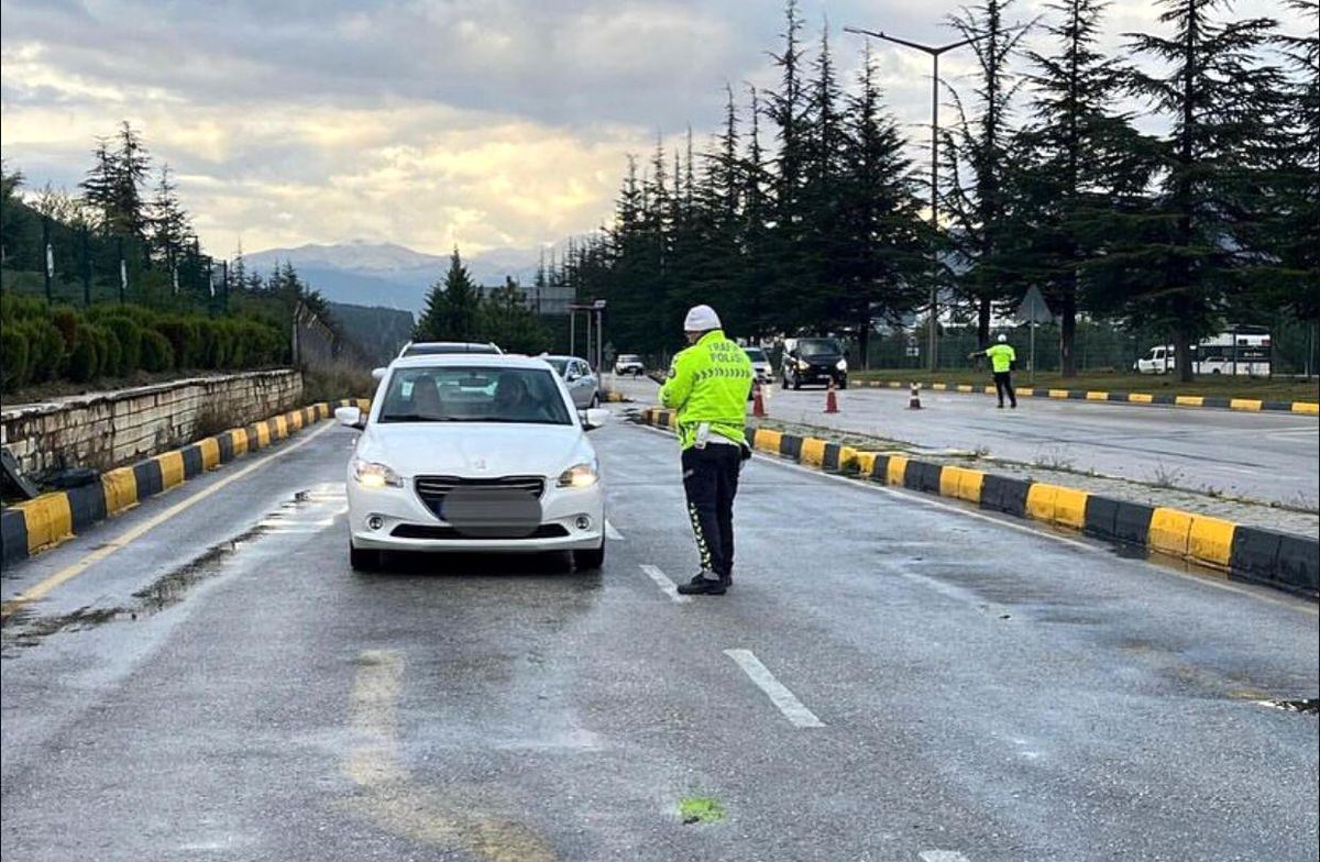 Isparta'da Polis Denetimleri: 37 Binden Fazla Şahıs Sorgulandı, 2 Bin 319 Sürücüye Ceza Kesildi