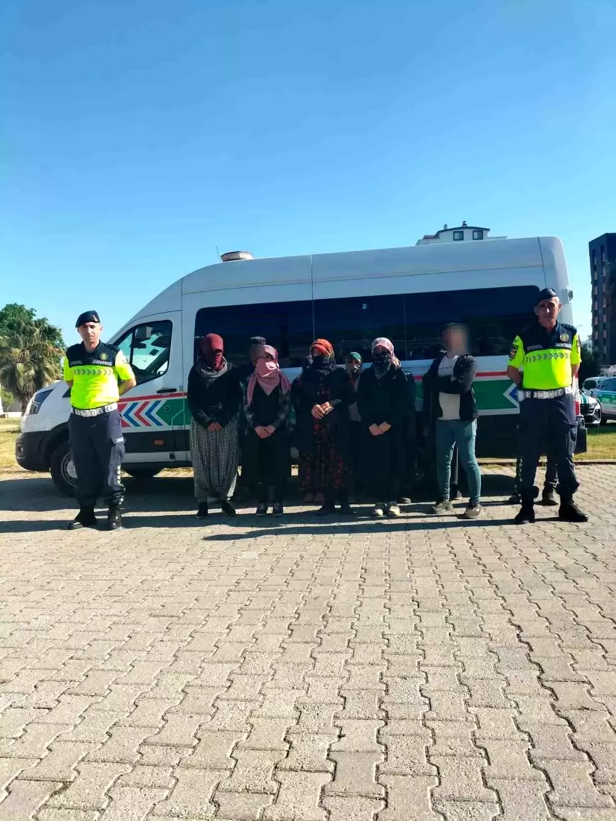 Aydın-İzmir Otoyolu'nda 12 Düzensiz Göçmen Yakalandı