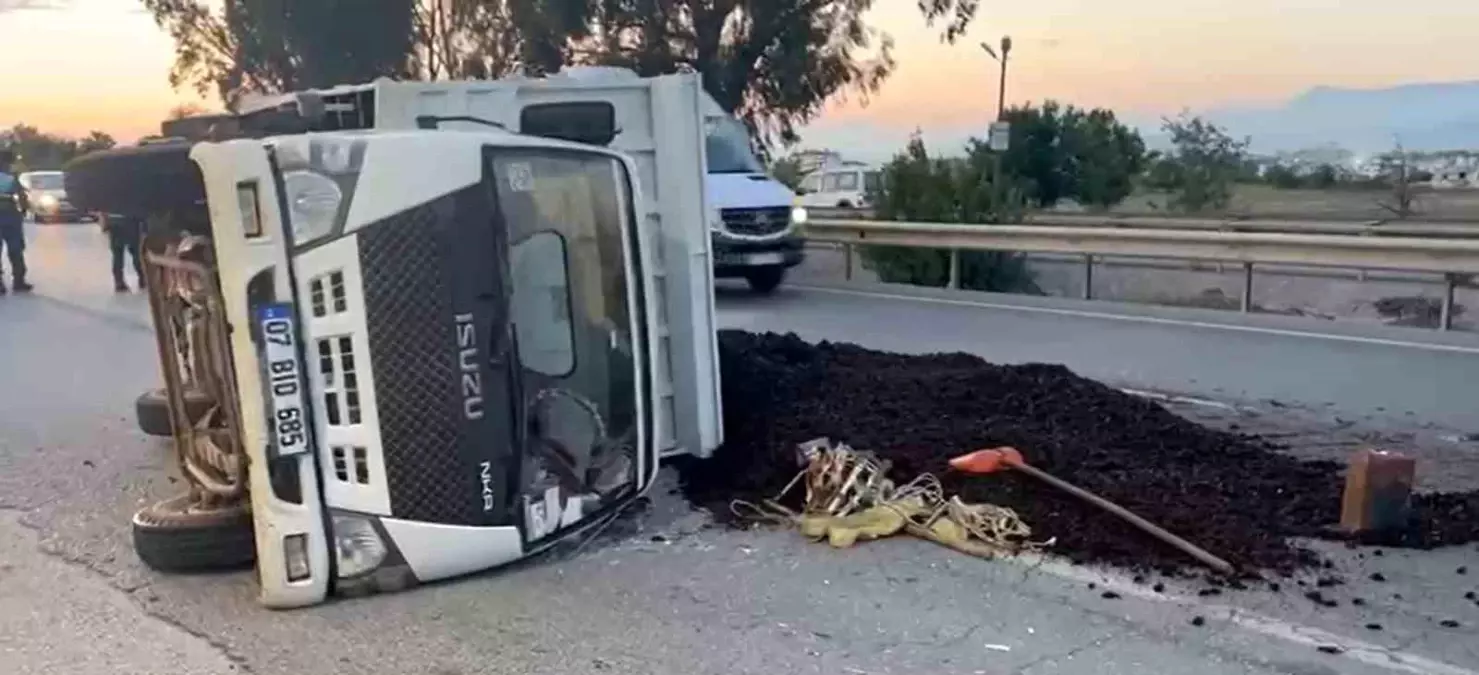 Antalya'da Kamyonet Devrildi: 3 Yaralı